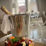 מלון Brodremenighedens Hotel, Bw Signature Collection 3*